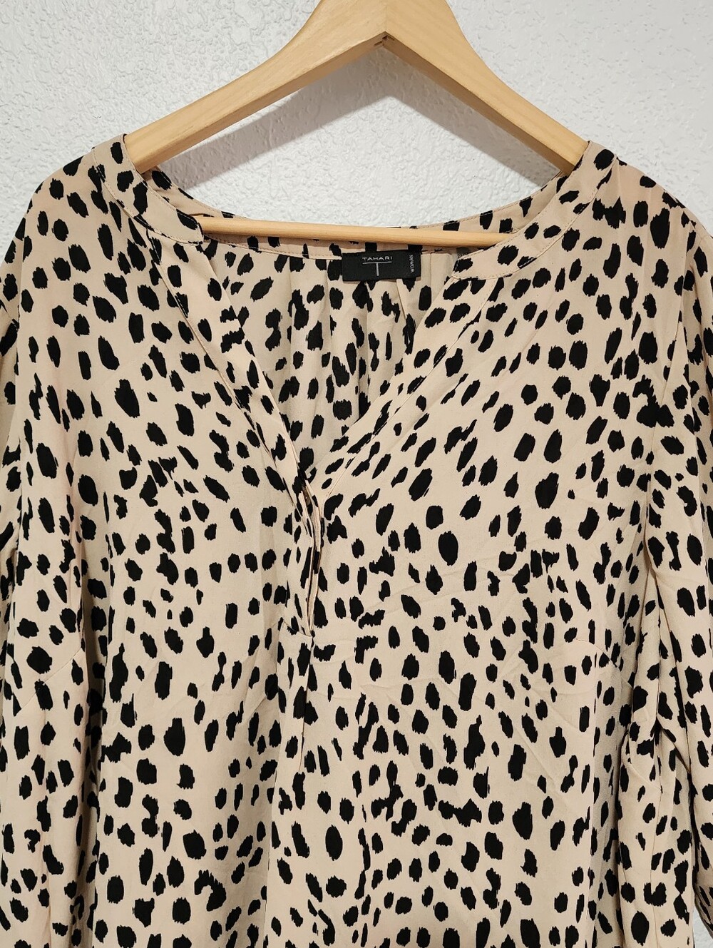 Tahari Cheetah Leopard Print V-Neck Blouse Long Bubble Sleeve 2X NWT - Picture 3 of 7